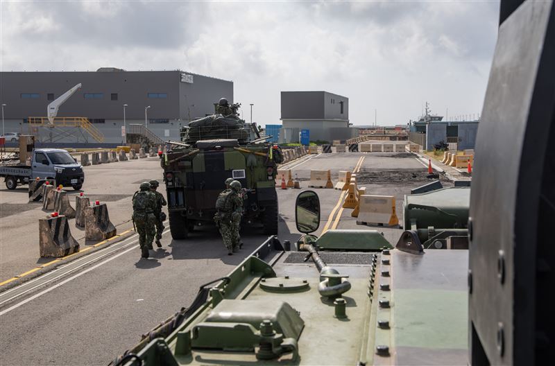 官兵在八輪甲車掩護下向前推進。(圖/軍聞社提供)