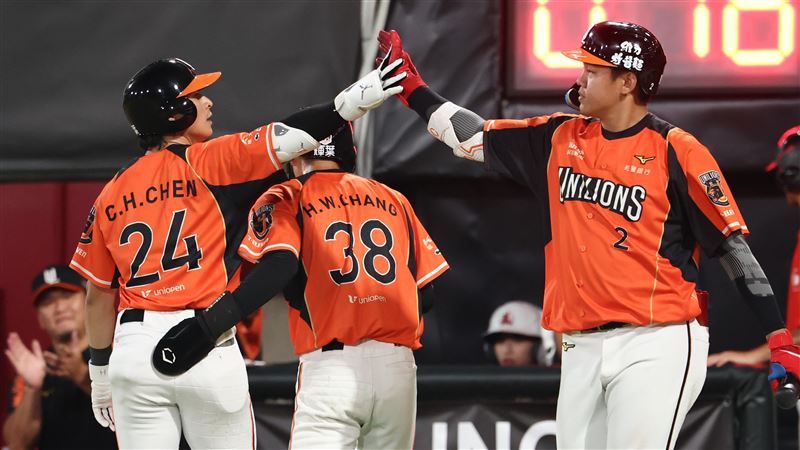統一獅外野手陳傑憲開轟。(圖/統一獅提供)