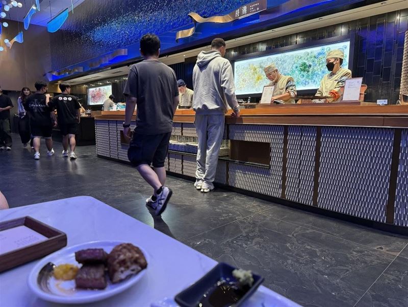 網友分享在饗 A Joy巧遇NBA球星LaVine,透露他多次拿取鮭魚、鮪魚生魚片及壽司,看來相當喜愛海鮮料理。(圖/翻攝自臉書社團《航空城青埔人》讀者已授權)