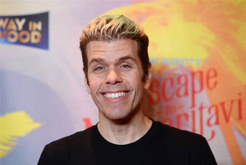 Perez Hilton在直播中疑似當眾自我傷害,引發全球網友震驚。(圖/翻攝自X平台)