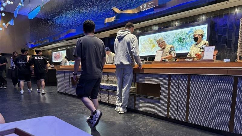 NBA灌籃王現身高檔Buffet!網:吃飯看球星