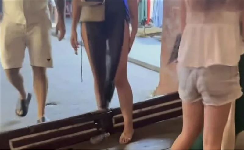 外籍女遊客因身穿高衩透視裝參觀古蹟,女導遊當場攔下勸離。(翻攝自網路)