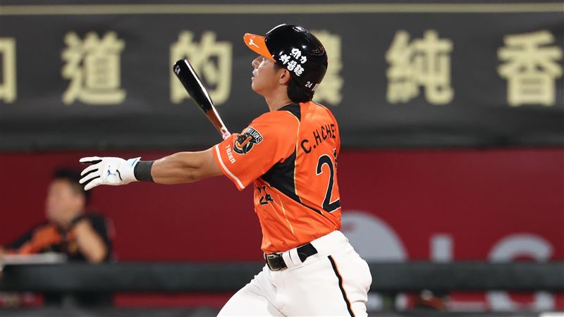 統一獅外野手陳傑憲炸裂2分砲。(圖/統一獅提供)