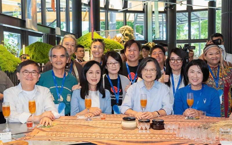 前總統蔡英文4日跑到台東引發熱議,黃暐瀚今於臉書po文分析此事。(翻攝自蔡英文臉書)