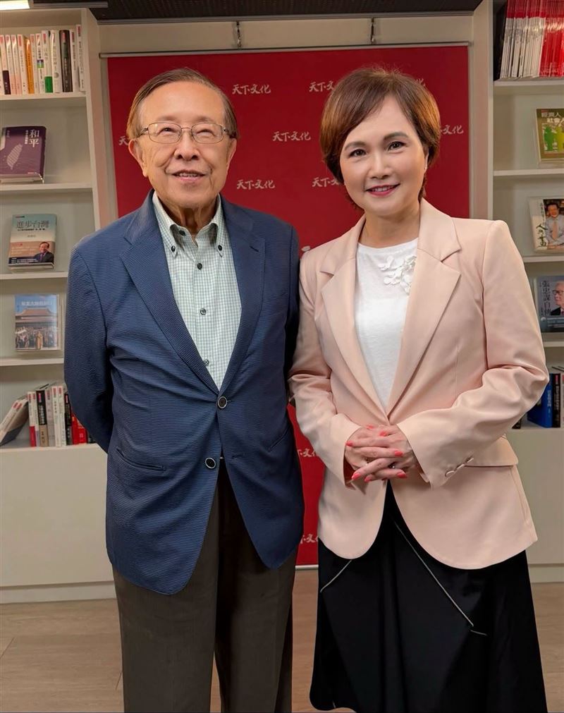 高希均6日辭世,享耆壽90歲。回顧他生前剛受訪,上個月才帶著全新回憶錄登上資深媒體人沈春華的專訪節目。(圖/翻攝自「沈春華 Live Show」臉書)