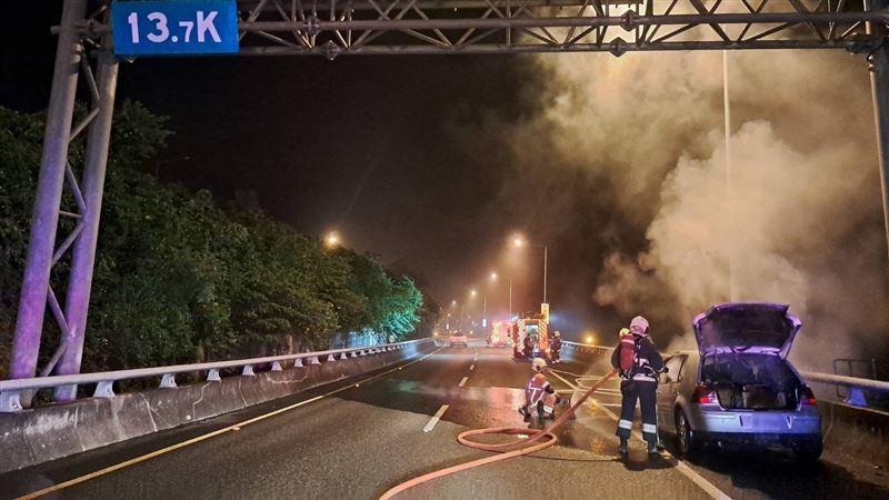 所幸,駕駛、乘客,車內3人,都無人受傷。(圖/翻攝畫面)