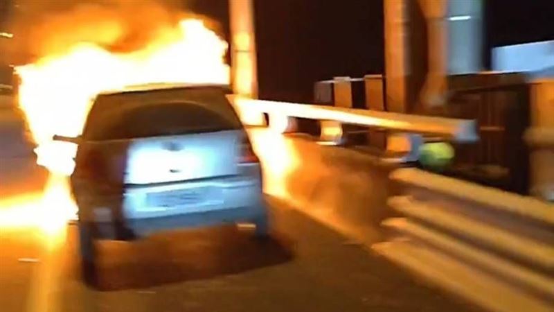 汽車引擎室不明原因起火。(圖/翻攝畫面)