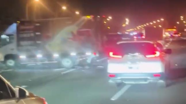 事故車輛為貨車與休旅車,共3人受傷送醫。(圖/翻攝畫面)
