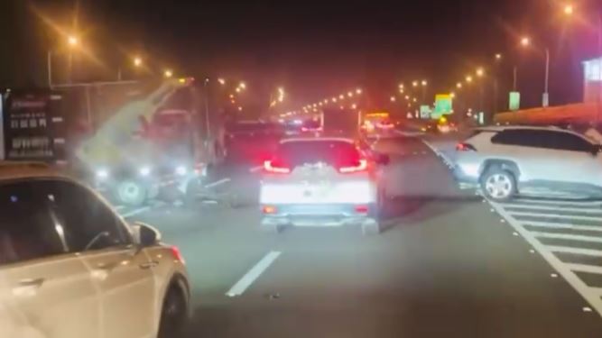 2車發生碰撞後,「撇頭」僅剩中線車道的縫隙,讓來車通行。(圖/翻攝畫面)