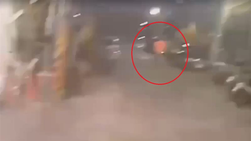 嫌犯邱男見快篩呈陽性,隨即逃跑,不顧警方喝止停止逃逸。(圖/翻攝畫面)