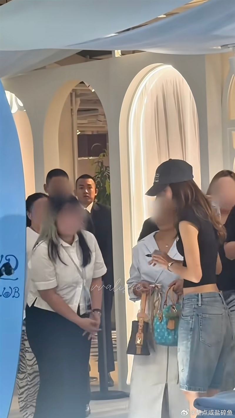 Lisa當天以黑色短版上衣搭配牛仔五分褲亮相,簡約穿搭依舊吸引全場目光。(圖/翻攝自微博)