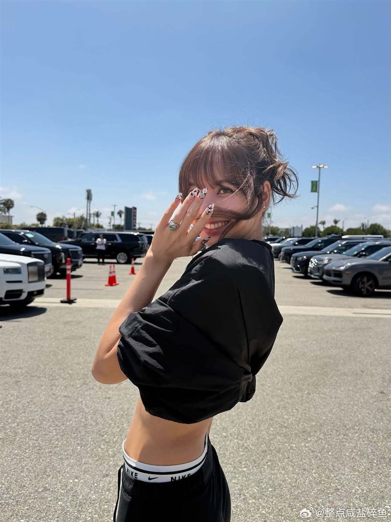 Lisa多年來以精湛舞技及舞台爆發力聞名,高強度演出需要良好的肌力與體能支撐,因此她的身材並非追求過度纖瘦,而是兼具肌肉量與線條感。(圖/翻攝自微博)