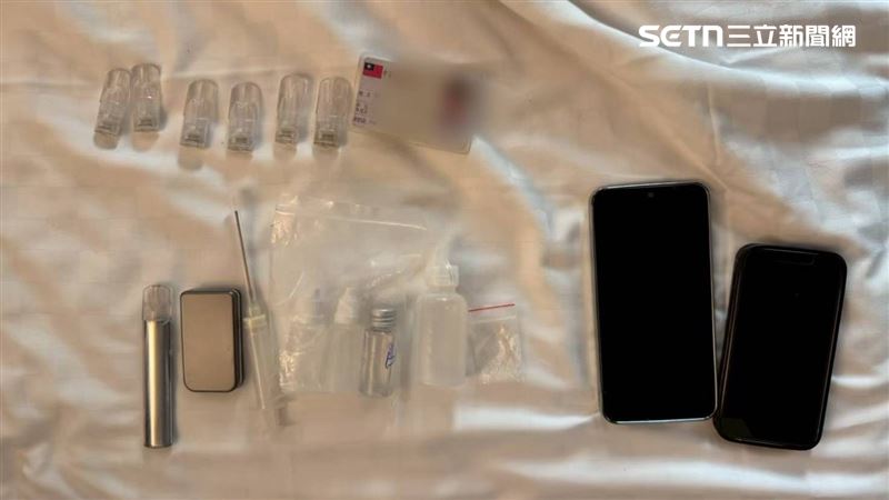 專案人員查獲4瓶共96.55公克的菸彈毒品依托咪酯及電子煙主機。(圖/翻攝畫面)