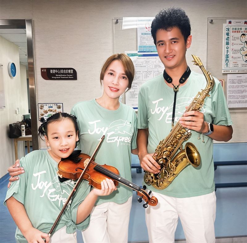 李沛綾透露,兒子從9歲開始陪伴她公益演出至今已10年,女兒也接棒加入,讓公益成為一家人的共同信念。(圖/民視提供)