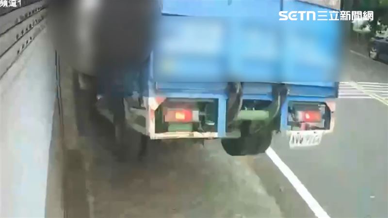 撞擊瞬間後輪懸空。（圖／翻攝畫面）