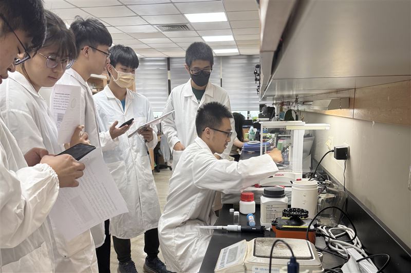 長庚大學開設「中醫藥基礎研究概論與實作」課程，帶領中醫系低年級學生走進實驗室，學習掌握藥物製劑的製備方法與分析平台。（圖／長庚大學提供）