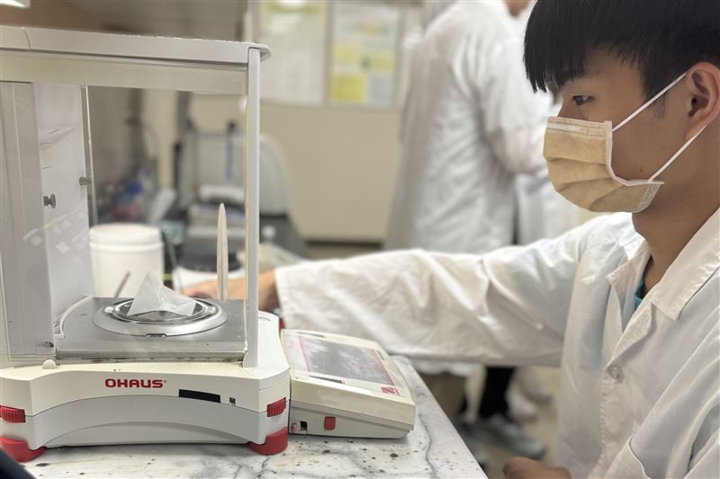 長庚大學開設「中醫藥基礎研究概論與實作」課程，安排學生學習掌握藥物製劑的製備方法與分析平台。（圖／長庚大學提供）