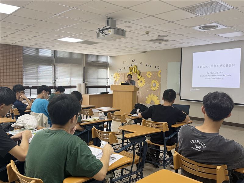 長庚大學開設「中醫藥基礎研究概論與實作」課程，教導中醫系同學掌握藥物劑型的理化性質與設計概念。（圖／長庚大學提供）