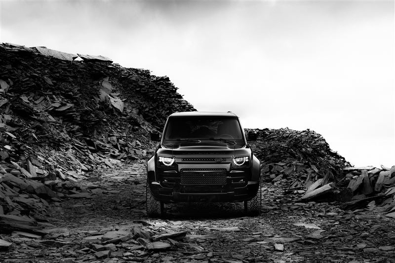 Defender OCTA Black建議售價858萬元起。(圖/JLR提供)