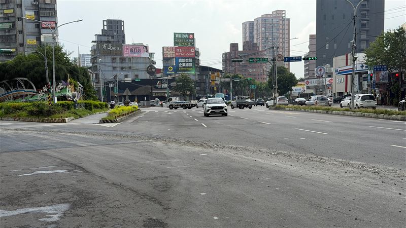 新/土城砂石車滲漏爛泥掉滿地 警追查中
