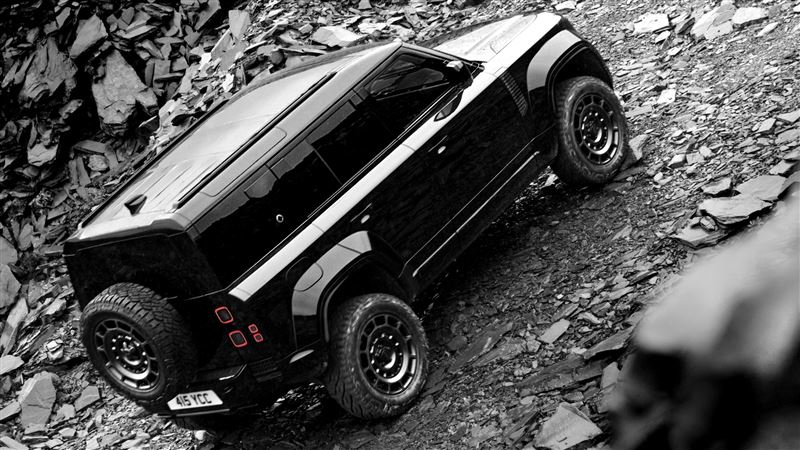 Land Rover Defender OCTA Black性能越野車。(圖/JLR提供)