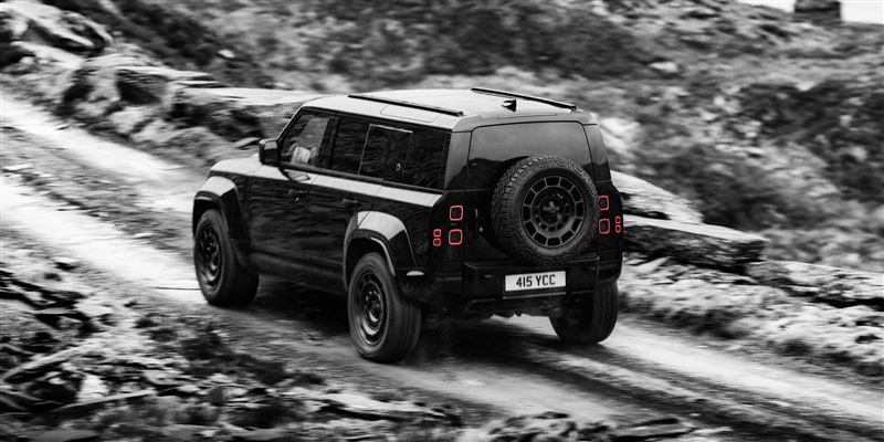 搭載4.4升V8雙渦輪輕油電引擎,可爆發635匹最大馬力。(圖/JLR提供)