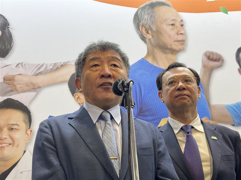 政務委員陳時中、衛福部長石崇良於第3屆高齡健康產業博覽會前，接受會前媒體聯訪。（圖／記者周佩怡攝影）