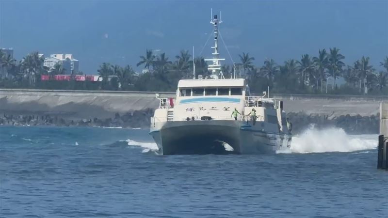 白海豚颱風逼近,台東往返綠島、蘭嶼船班今起全面停航。(圖/翻攝畫面)