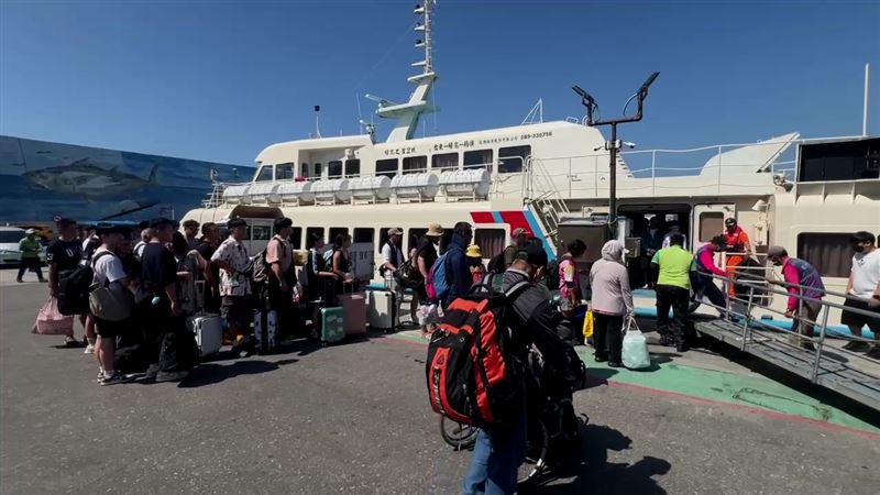 為了避免旅客滯留離島,船公司一早就啟動疏運機制,加開船班協助返台。(圖/翻攝畫面)