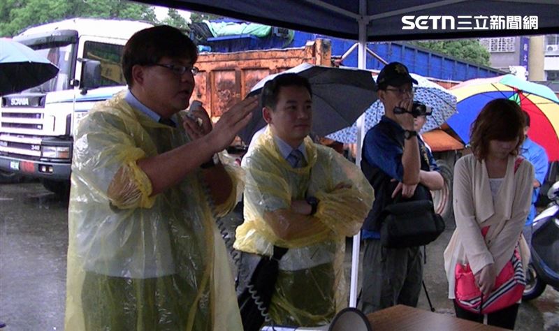 前台中地檢署主任檢察官，現任律師顏偉哲(左）分析，現在司法單位偵查中變價拍賣，如果按照黃金現值，已超過入手時的三倍，若經由拍賣，應能全額拿回，還可望幫國庫補血。（圖／資料照）