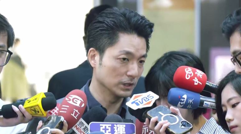 疫情期間慈濟購買疫苗遭詐騙,蔣萬安當時發言被認為翻車。不過,蔣萬安7日受訪沒有對此道歉。(組合圖/翻攝畫面)