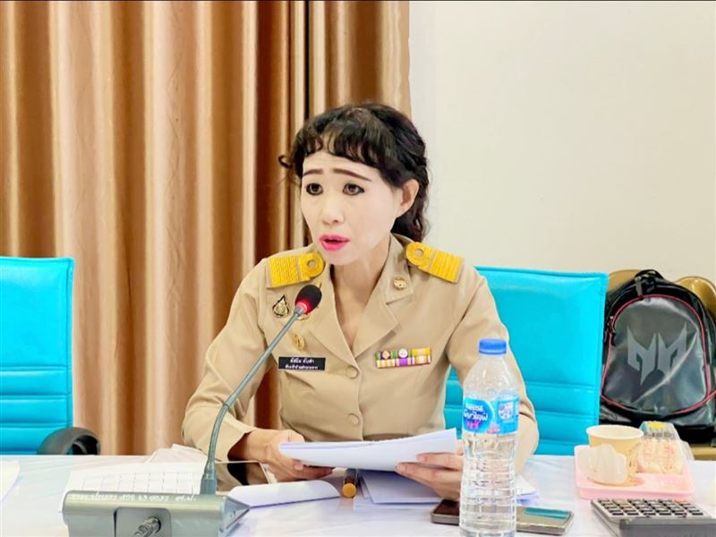 泰國一名女公務員（妮妮）近日因「奇特妝容」意外爆紅，沒想到一夕之間也成為網路攻防焦點。（圖／翻攝自เทศบาลตำบลปะแต อำเภอยะหา FB）