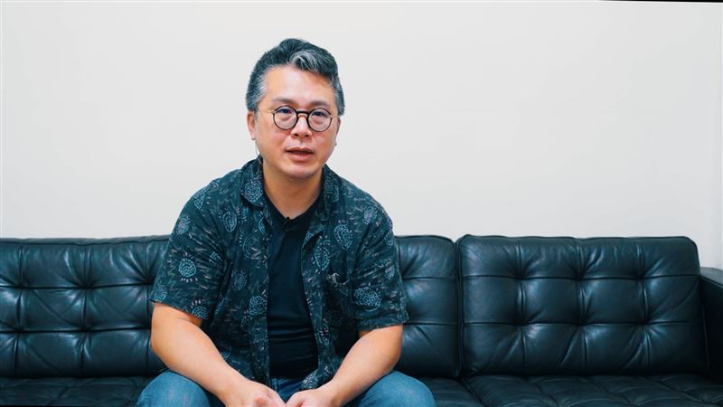 帶雙胞胎兒出門仍會招致質疑和不友善言論對待,赫江爸爸希望這個社會能有更多包容和理解,與自閉症患者溫柔互動。(圖/記者戴華辰攝影)