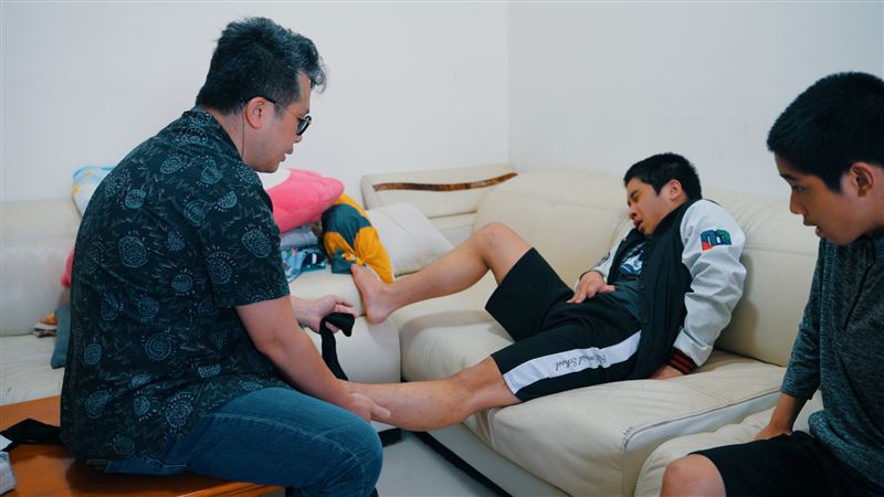 雙胞胎兒子已經15歲,但生活起居多要靠爸爸協助。(圖/記者戴華辰攝影)