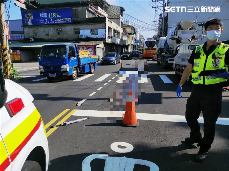 89歲婦人過馬路遭路燈起步大貨車捲入車底,下半身遭輾碎慘死。(圖/翻攝畫面)