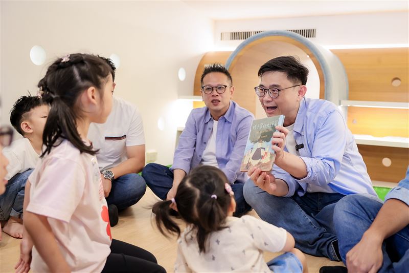 陪孩子打開世界!父親節前夕偕議員共讀繪本,賴瑞隆首推雙語政見、承諾預算翻倍,打造2030雙語之都