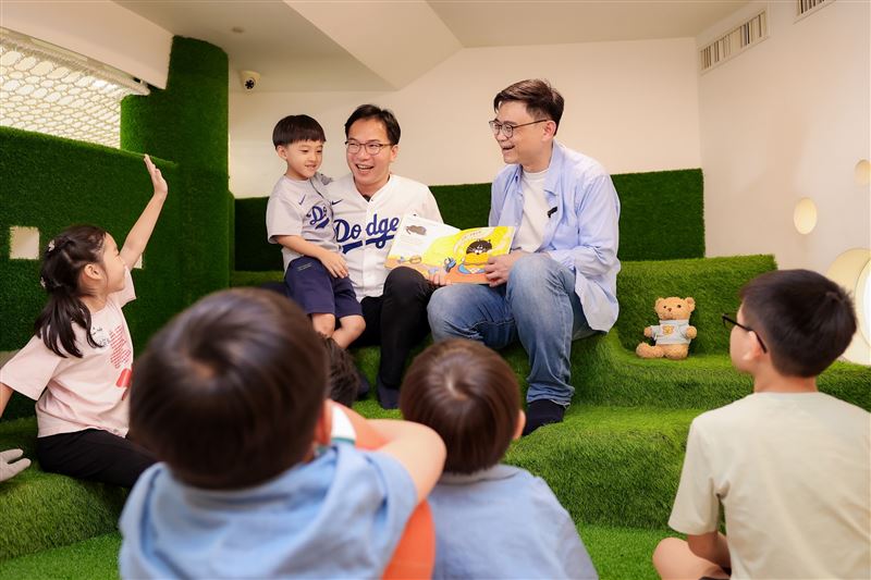 陪孩子打開世界!父親節前夕偕議員共讀繪本,賴瑞隆首推雙語政見、承諾預算翻倍,打造2030雙語之都