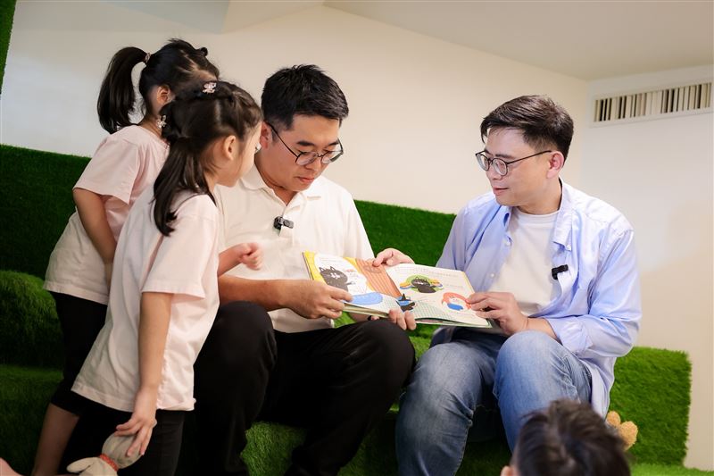 陪孩子打開世界!父親節前夕偕議員共讀繪本,賴瑞隆首推雙語政見、承諾預算翻倍,打造2030雙語之都