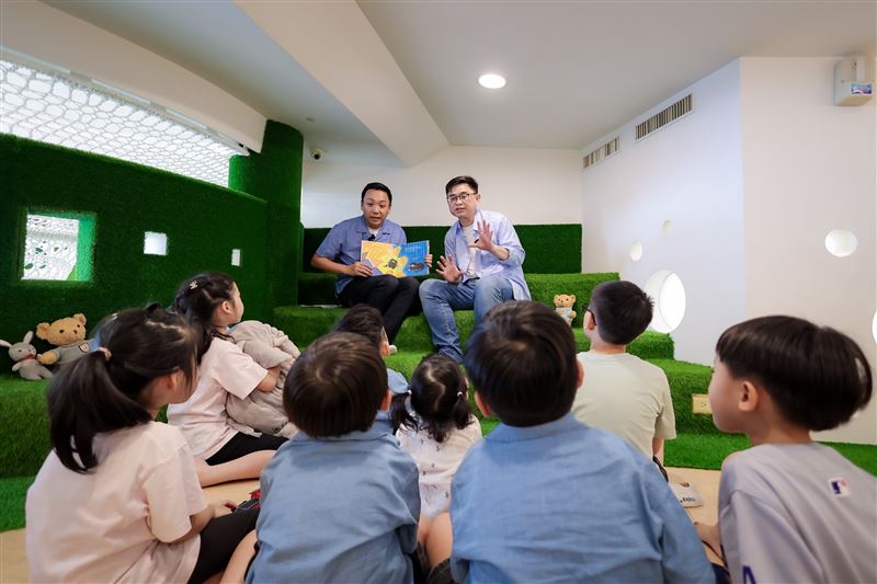 陪孩子打開世界!父親節前夕偕議員共讀繪本,賴瑞隆首推雙語政見、承諾預算翻倍,打造2030雙語之都