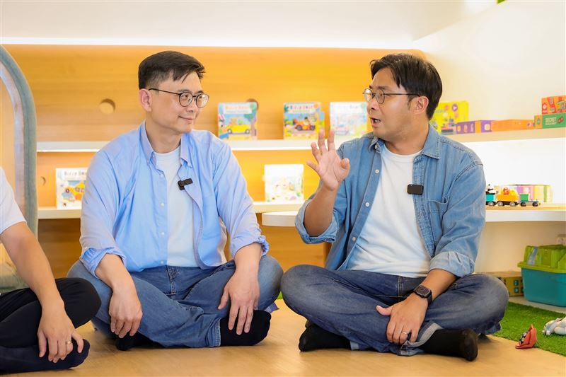 陪孩子打開世界!父親節前夕偕議員共讀繪本,賴瑞隆首推雙語政見、承諾預算翻倍,打造2030雙語之都