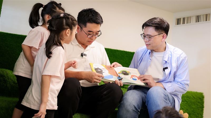 陪孩子打開世界！賴瑞隆首推雙語政見