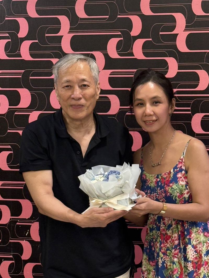 迎來71歲生日的姜厚任,與小24歲女友童芯甜蜜同框慶生,兩人不僅分享彼此生活,也展現跨越年齡的知性伴侶相處模式。(圖/翻攝自姜厚任FB)