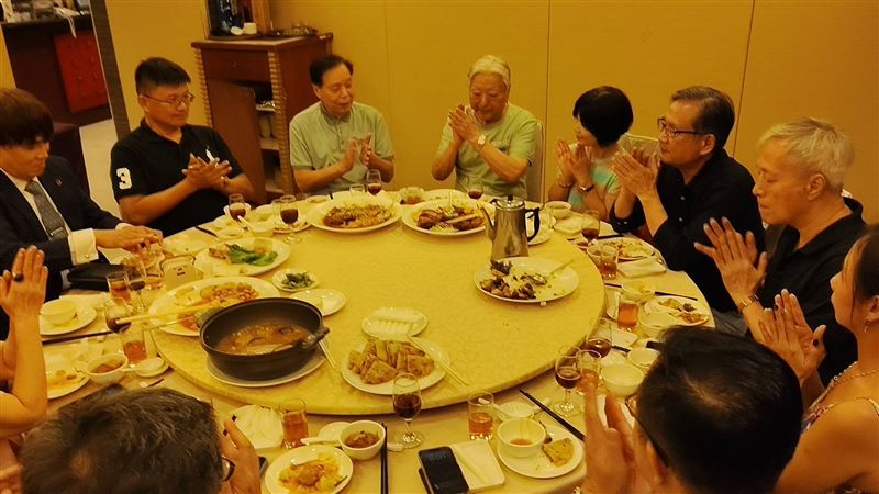 童芯也在社群分享慶生過程,笑稱第一場聚會宛如「武林大會」,因為同桌好友來頭不小。(圖/翻攝自姜厚任FB)