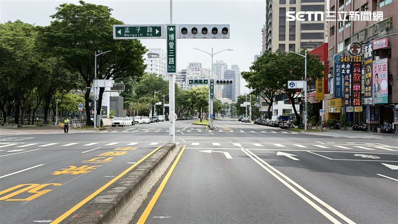 警報聲一響,博愛三路瞬間人車淨空。(圖/記者簡榮良攝影)