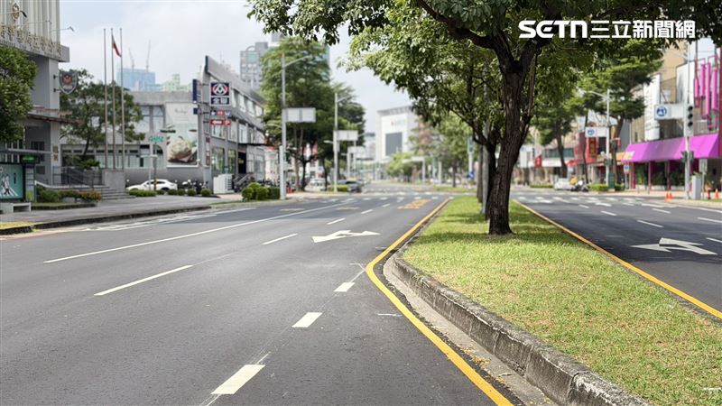 警報聲一響,博愛三路瞬間人車淨空。(圖/記者簡榮良攝影)