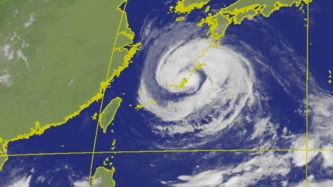 中颱白海豚對流增強,估計週末影響最劇。(圖/中央氣象署)