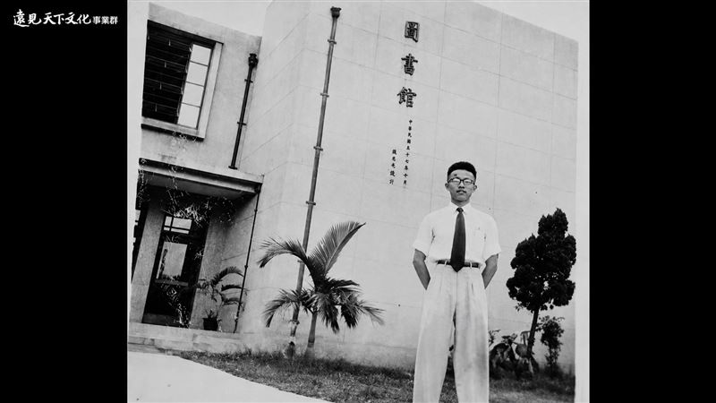 高希均教授90歲辭世!「天下哪有白吃的午餐」秘密曝光,全網震撼。圖為高希鈞教授站在台大圖書館前。(圖/翻攝自《天下文化和遠見雜誌》YT)
