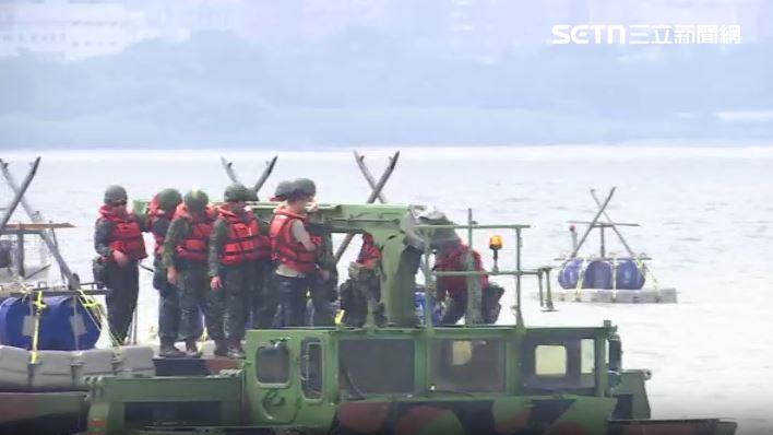 國軍在淡水河上架設多重阻絕鏈,防止共軍佔領淡水河一帶