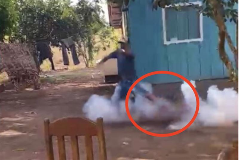 鞭炮突然爆炸,強大炸勁將男子腳掌炸爛。(圖/翻攝自網路)