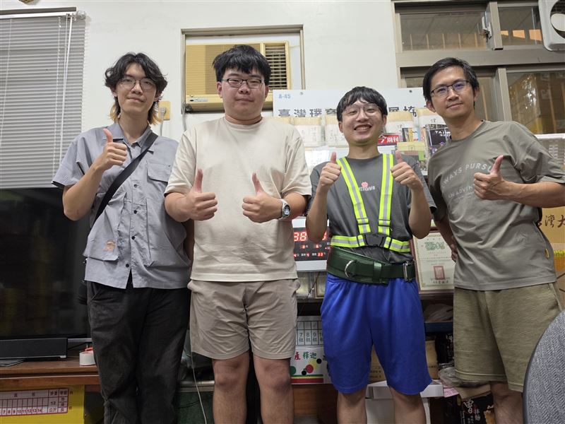 由左至右為貢丸網隊員曾哲瀚、紀冠宇、隊長鄭富方,以及臺灣璞育文教發展協會理事長黃雅聖。(圖/台南市政府提供)